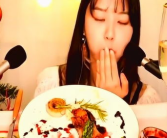 遇到小姐姐带他吃鸡肉,共享鸡肉盛宴